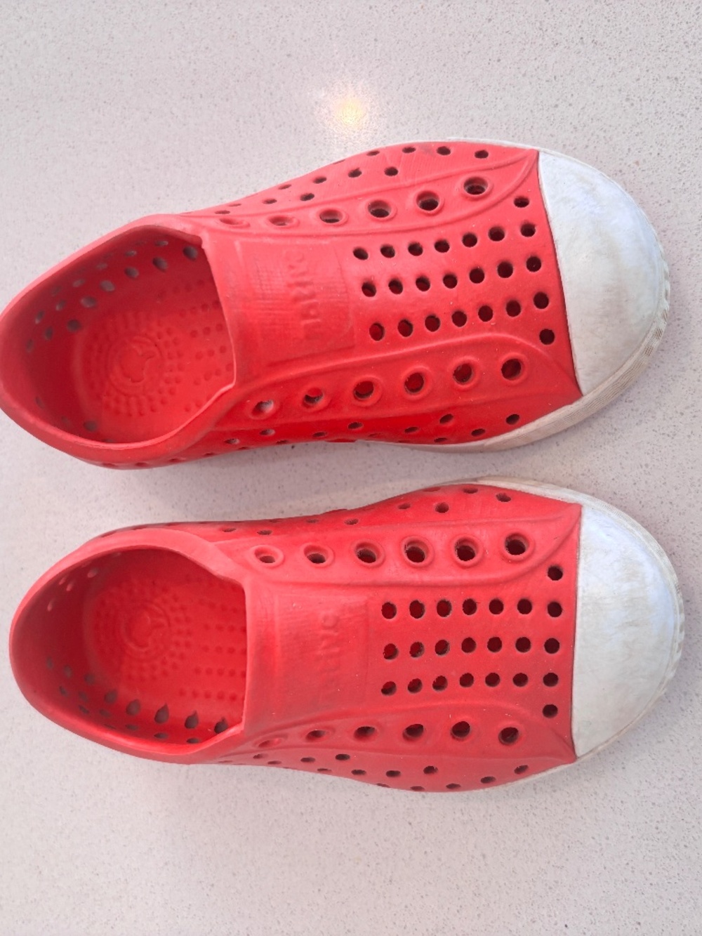 Native shoes in red T6 great condition